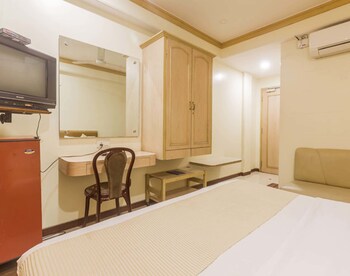 Hotel Parklane Guestroom