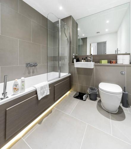 Stylish 2 Bed 2 Bath Flat Next To Battersea Park (استیلیش ۲ بد ۲ بات فلت نکست تو باترسی پارك) 
