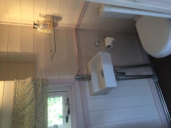 Dawn Chorus Holidays Bathroom