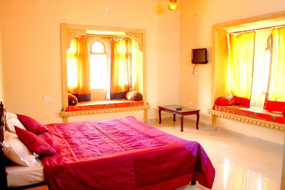 Hotel Marina Mahal Guestroom
