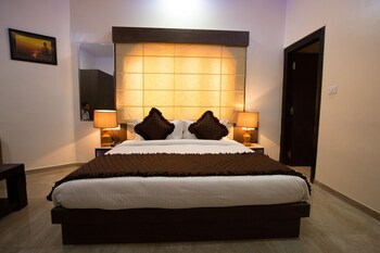 White Mushroom Jaipur V Inn Guestroom