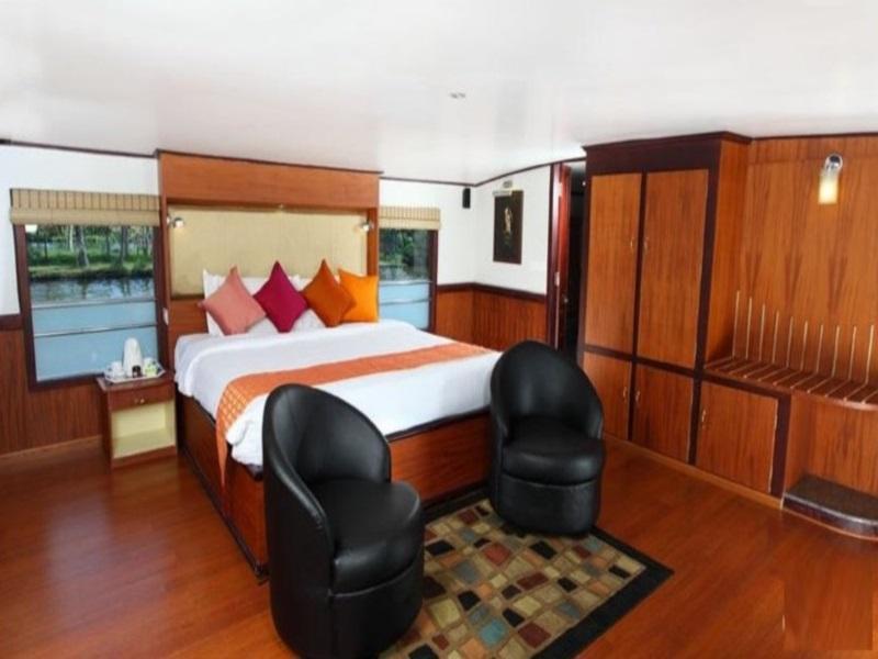 Grand Nirvana Jacuzzi Super Luxury Premium House Boat 