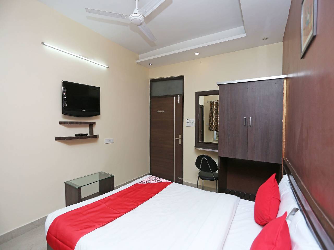 Oyo 10588 Hotel Golden Square 