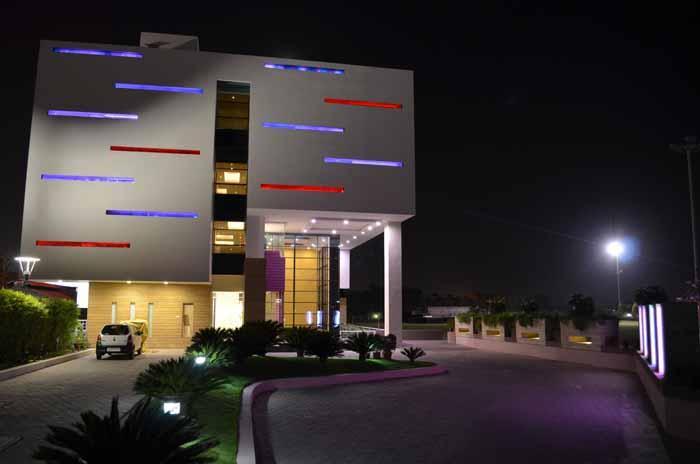 Hotel Waterlily Indore (هتل واترلیلی ایندور) 