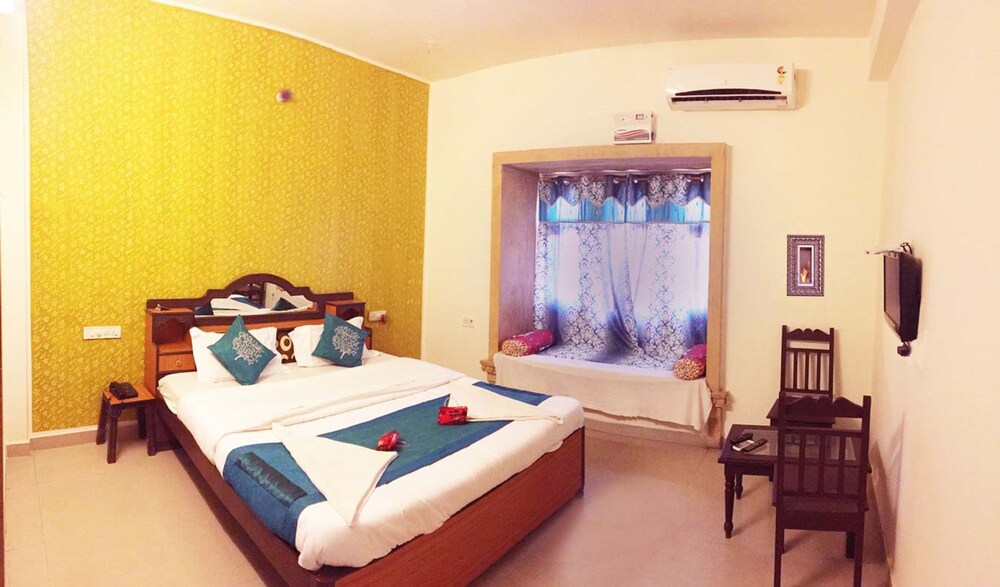 Hotel Marina Mahal Guestroom