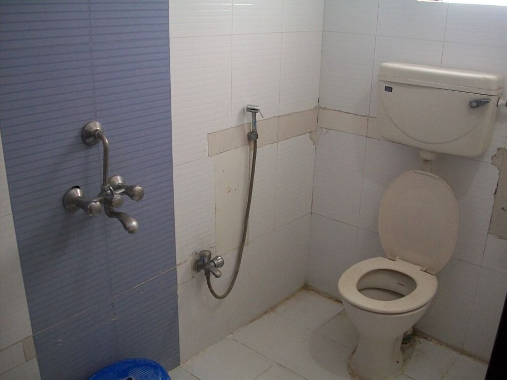 Hotel Yashraj Inn Bathroom
