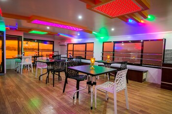 Jct Houseboat Dining