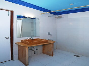 Oyo 1397 Rana Villa Bathroom Sink