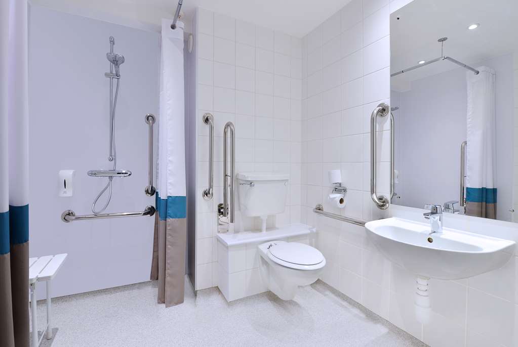 Travelodge Gatwick Airport Central Super Room Bathroom