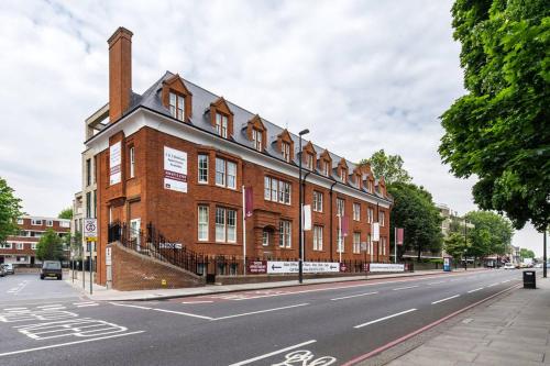 Stylish 2 Bed 2 Bath Flat Next To Battersea Park (استیلیش ۲ بد ۲ بات فلت نکست تو باترسی پارك) 