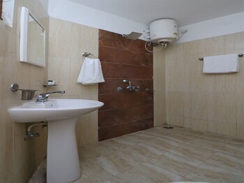 Oyo 9848 Hotel Dev Palace Bathroom