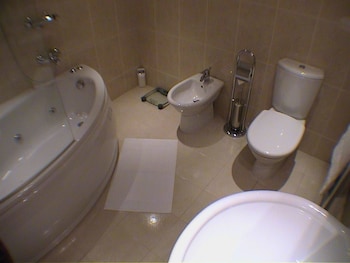 Earle House Serviced Apartments Bathroom