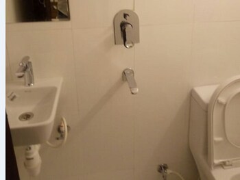 Hotel Nandini Bathroom