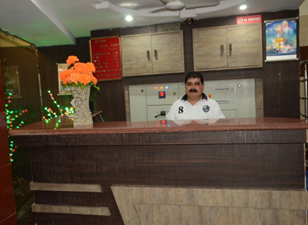 Hotel Crown Reception