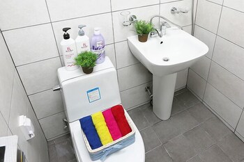 Muju Deogyu Mt. Forest Pension (موجو دئوگیو مت. فورست پانسیون) Bathroom