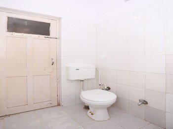 Oyo 1402 Hotel Prithvi Bathroom