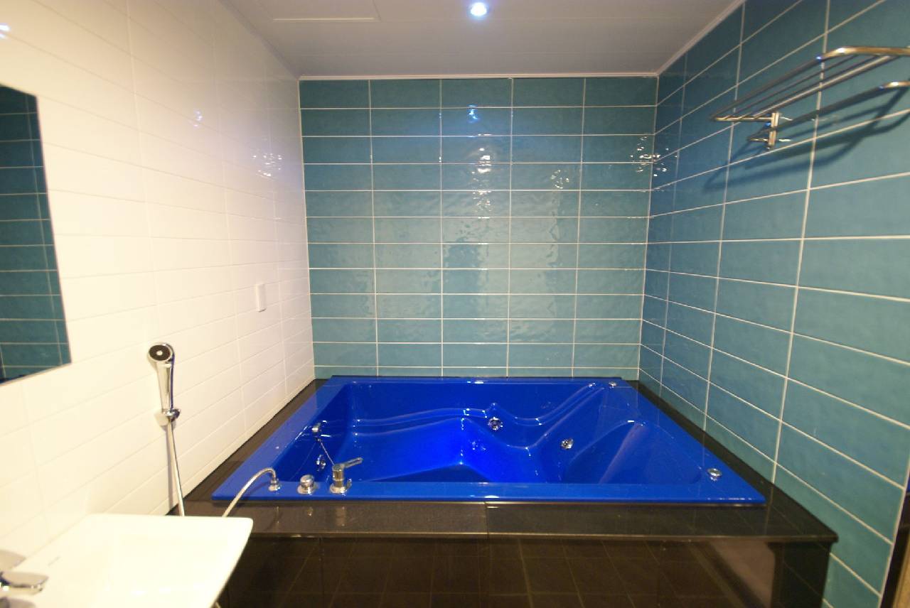 Ava Hotel Changwon (آوا هتل چانگوون) 
