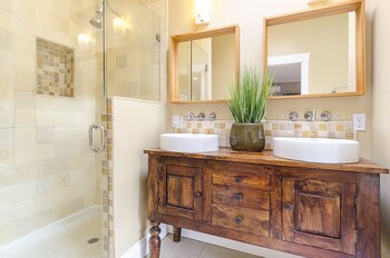 6 Luxurious 6br Seattle Home Bathroom