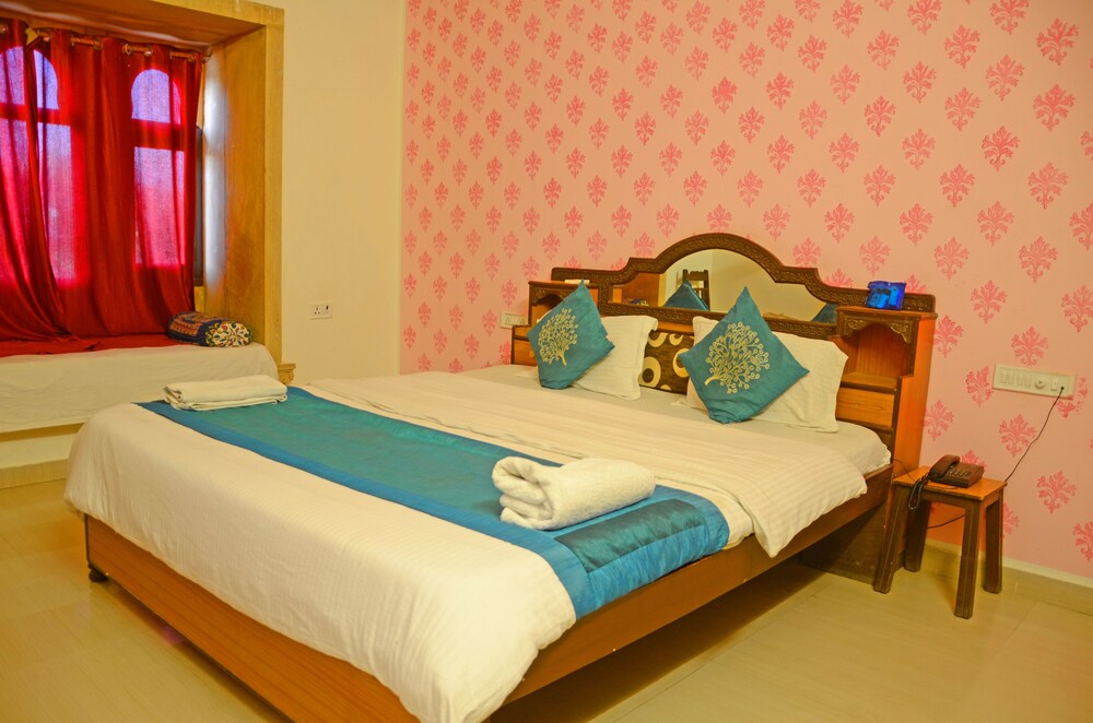 Hotel Marina Mahal Guestroom