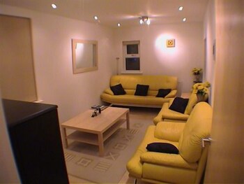 Earle House Serviced Apartments Living Room