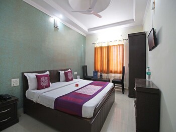 Oyo 4073 Hotel Esskay Guestroom