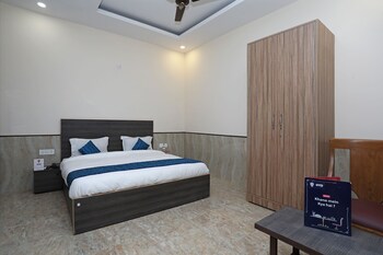 Hotel Redisston @ Noida Guestroom