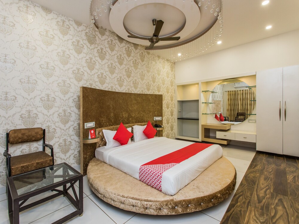 Oyo 15401 Hotel Surana Palace Guestroom