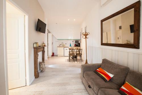 Colombet Stay's Le Marché Aux Fleurs 
