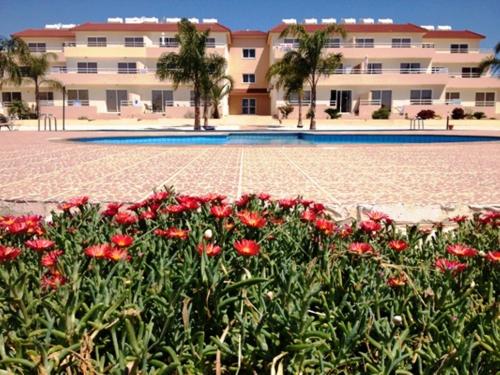 Nissi Sandy Bay Hotel Description