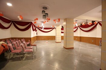 Oyo 8876 Hotel Sarthi Banquet Hall