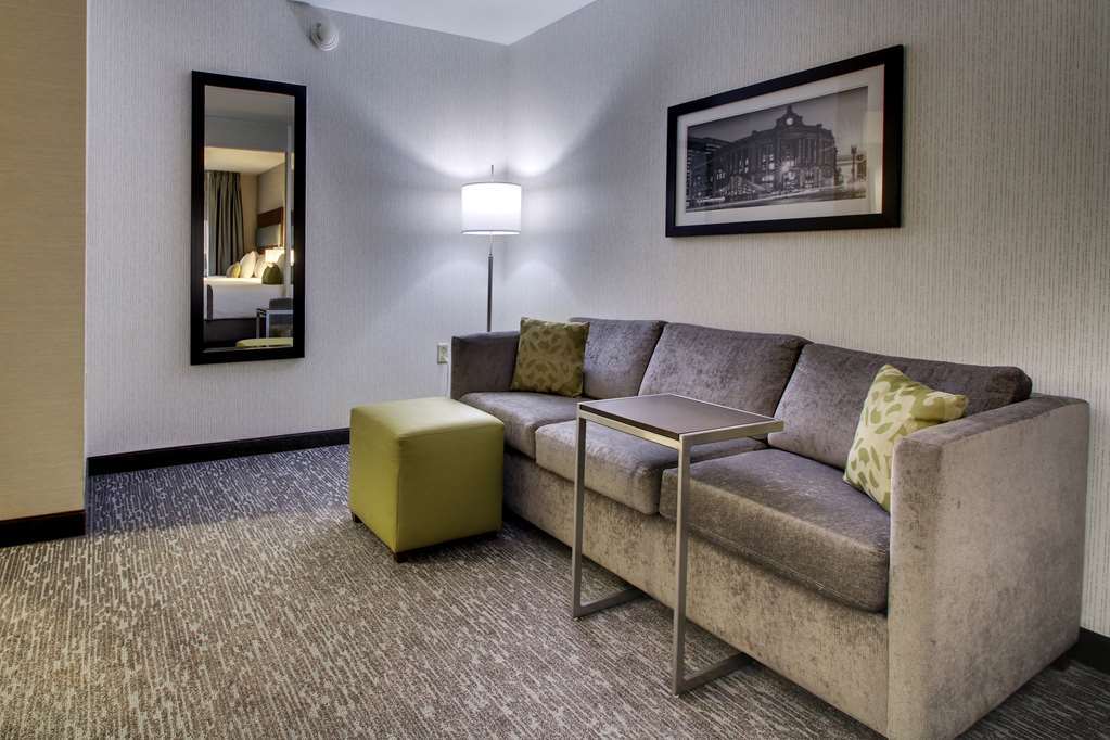 Best Western Plus Boston (بست وسترن پلاس بوستون) Two Queen Suite