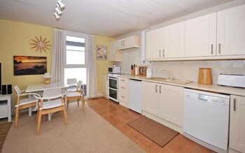 6 Avocet Quay Emsworth 30577 In-Room Kitchen