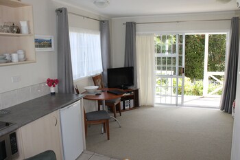 Ash Grove Boutique Motel Guestroom