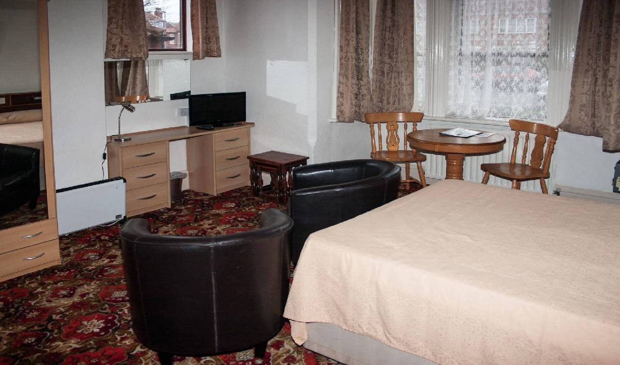 Lyndene Holiday Apartments (لیندن هالیدی آپارتمنتس) 