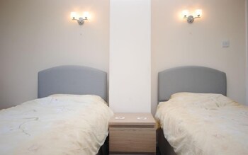 Still Waters Emsworth 205652 Guestroom