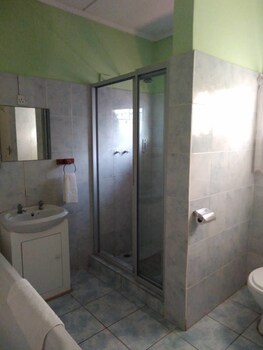 Anina's Executive Lodge Bathroom