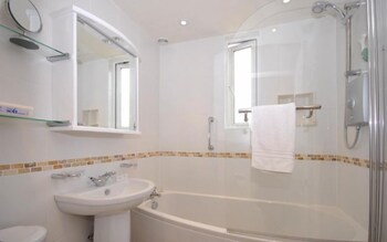 6 Avocet Quay Emsworth 30577 Bathroom