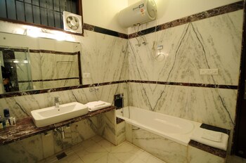 Hotel Gitanjali By Expand Bathroom