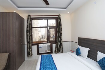 Hotel Redisston @ Noida Guestroom