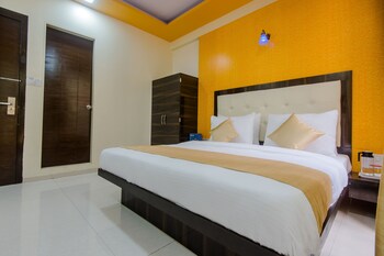Oyo 9326 Om Sai Residency Guestroom