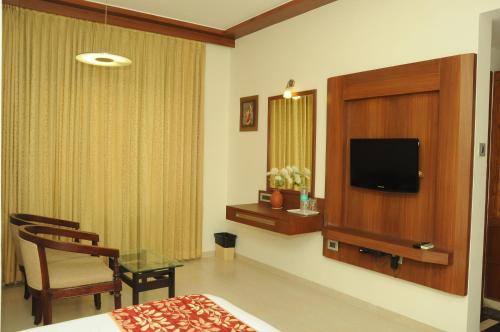 Ponnis Grand Inn (پونیس گرند این) 