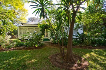 Mose Street Apartments Garden