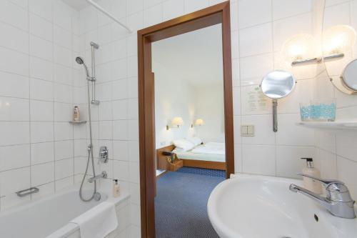 Guesthouse 329 (گست هاوس ۳۲۹) 