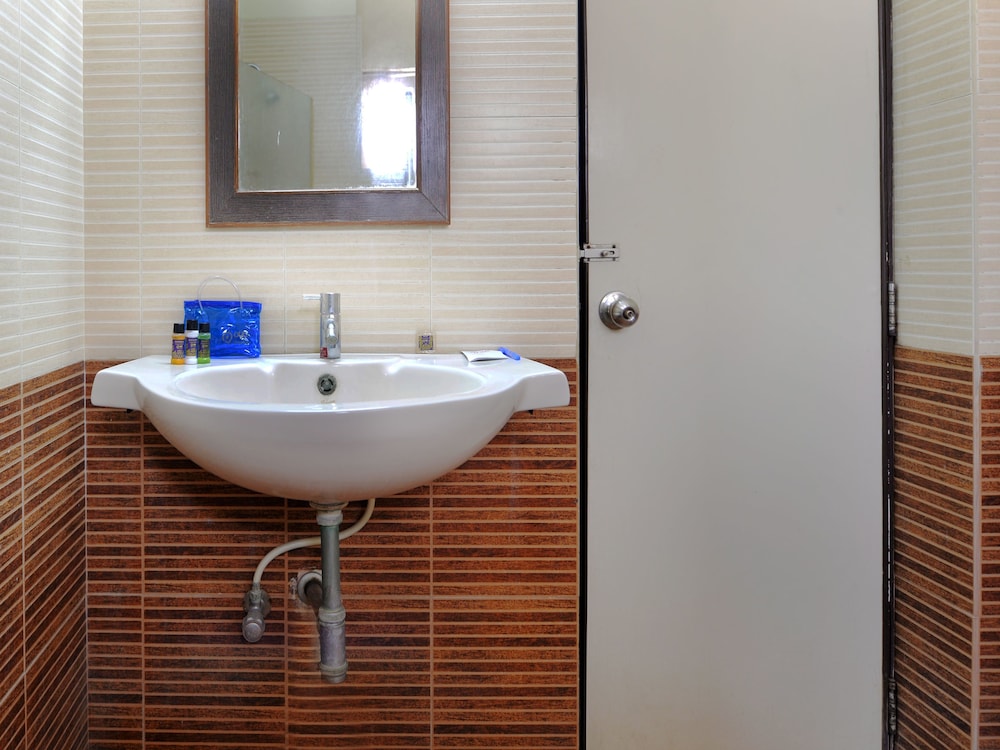 Oyo 3420 Hotel Ashoka Bathroom