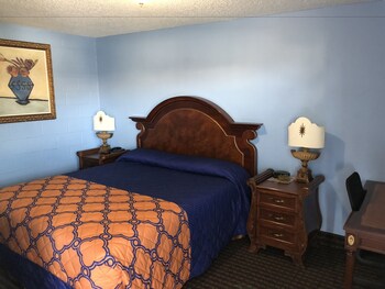 A Fisher's Inn Motel Guestroom