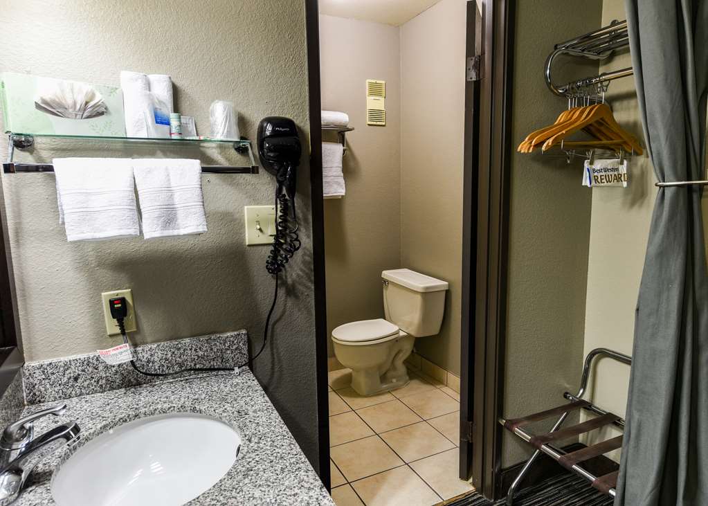 Best Western Mccarran Inn Guest Bathroom