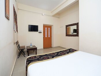 Oyo 3415 Hotel Heera Court Guestroom