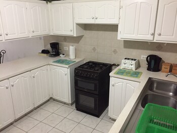 Cumber's Tropical Apartments In-Room Kitchen