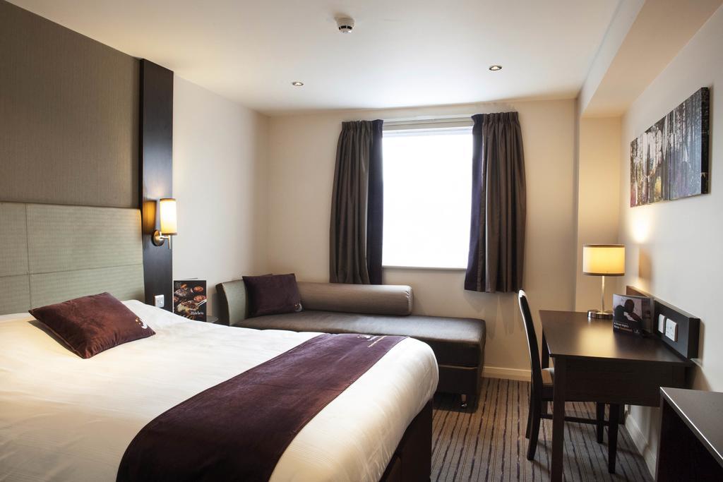 Premier Inn Manchester Trafford Centre South 