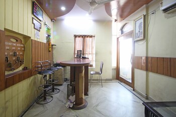 Oyo 7147 Hotel Madhur Regency Reception